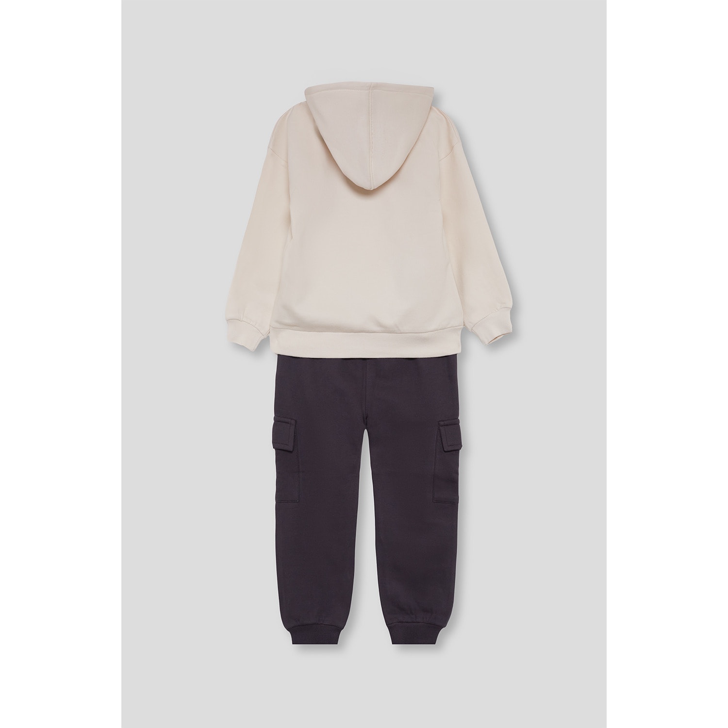 Conjunto niño sudadera con capucha crudo y marino de felpa y pantalón, bolsillos cargo y puños elásticos | Color: Crudo | Street Monkey