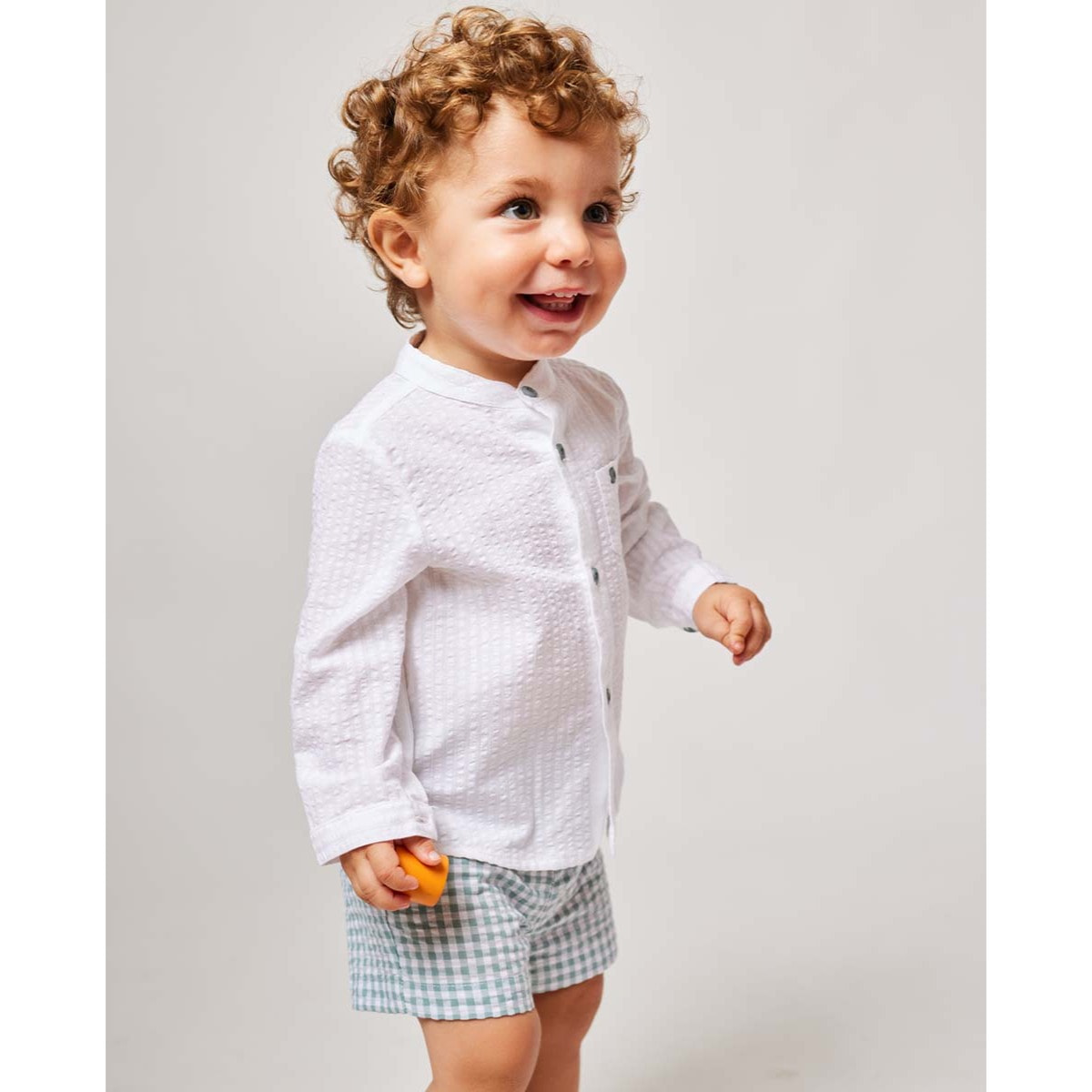 CAMISA SEERSUCKER BLANCO CON BOTON VERDE