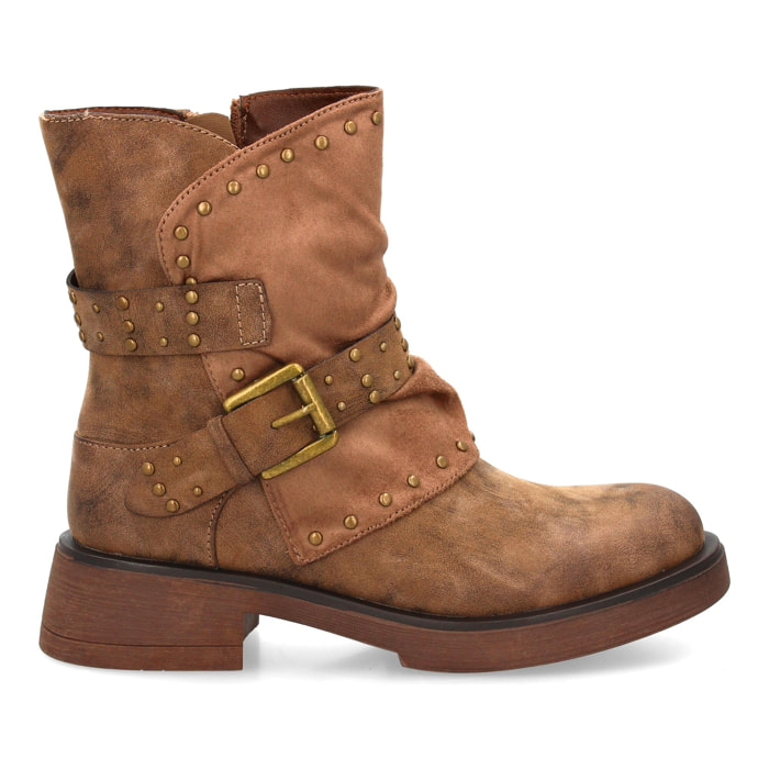 Bota biker con tachuelas y hebilla