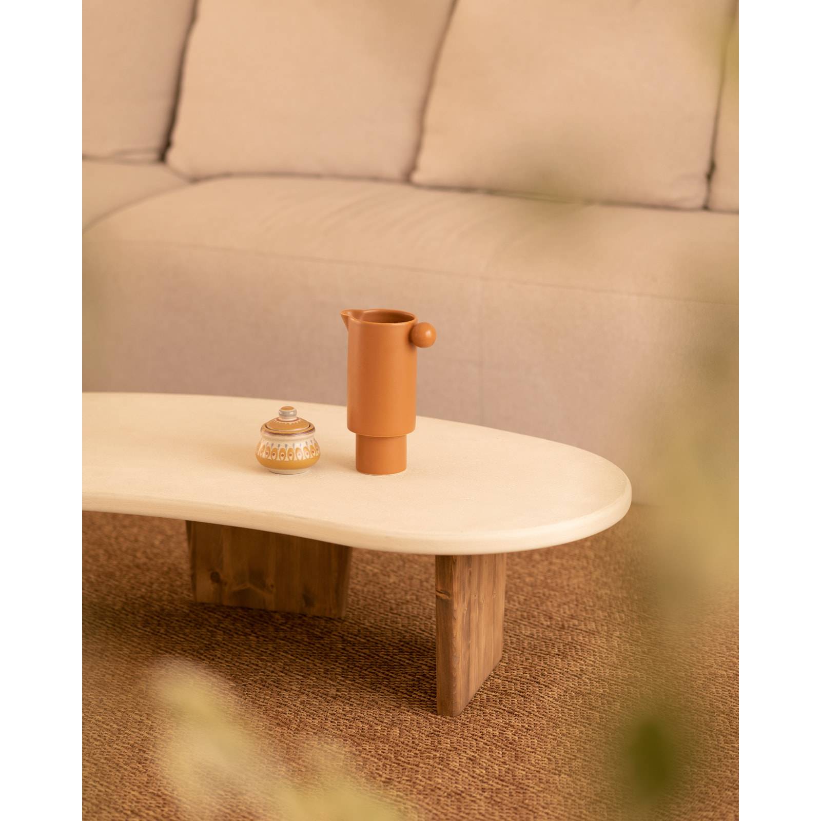 Mesa de centro de microcemento de formas orgánicas con tres patas de madera tono roble oscuro de 120cm Alto: 30 Largo: 120 Ancho: 59.4