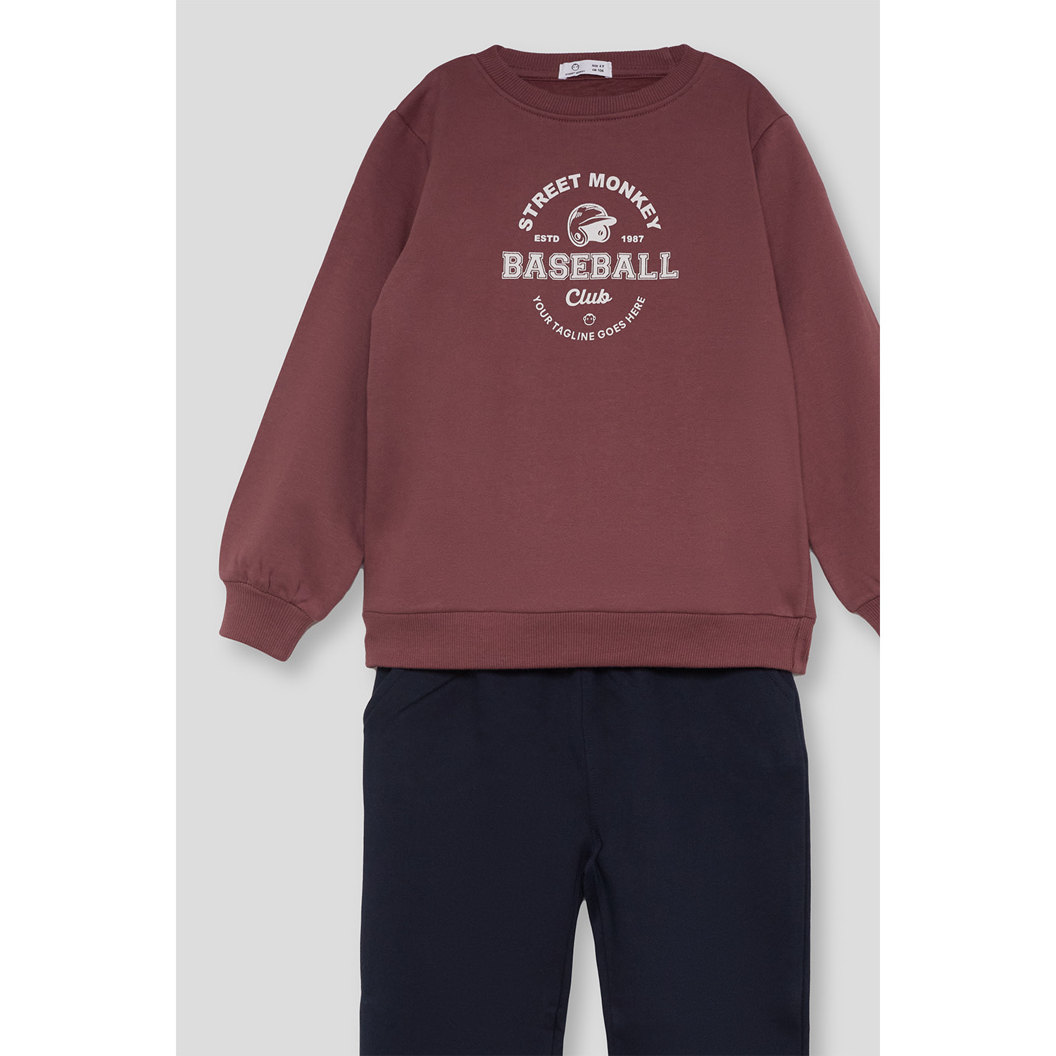 Conjunto niño sudadera teja y marino de felpa con estampado frontal y pantalón, puños elásticos | Color: Borgoña | Street Monkey
