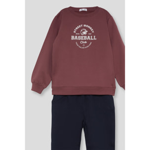 Conjunto niño sudadera teja y marino de felpa con estampado frontal y pantalón, puños elásticos | Color: Borgoña | Street Monkey