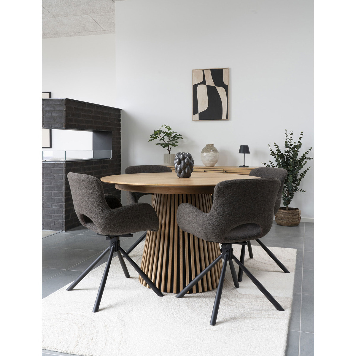 Set 2 sedie girevoli da pranzo Amorim in bouclé mushroom con gambe nere