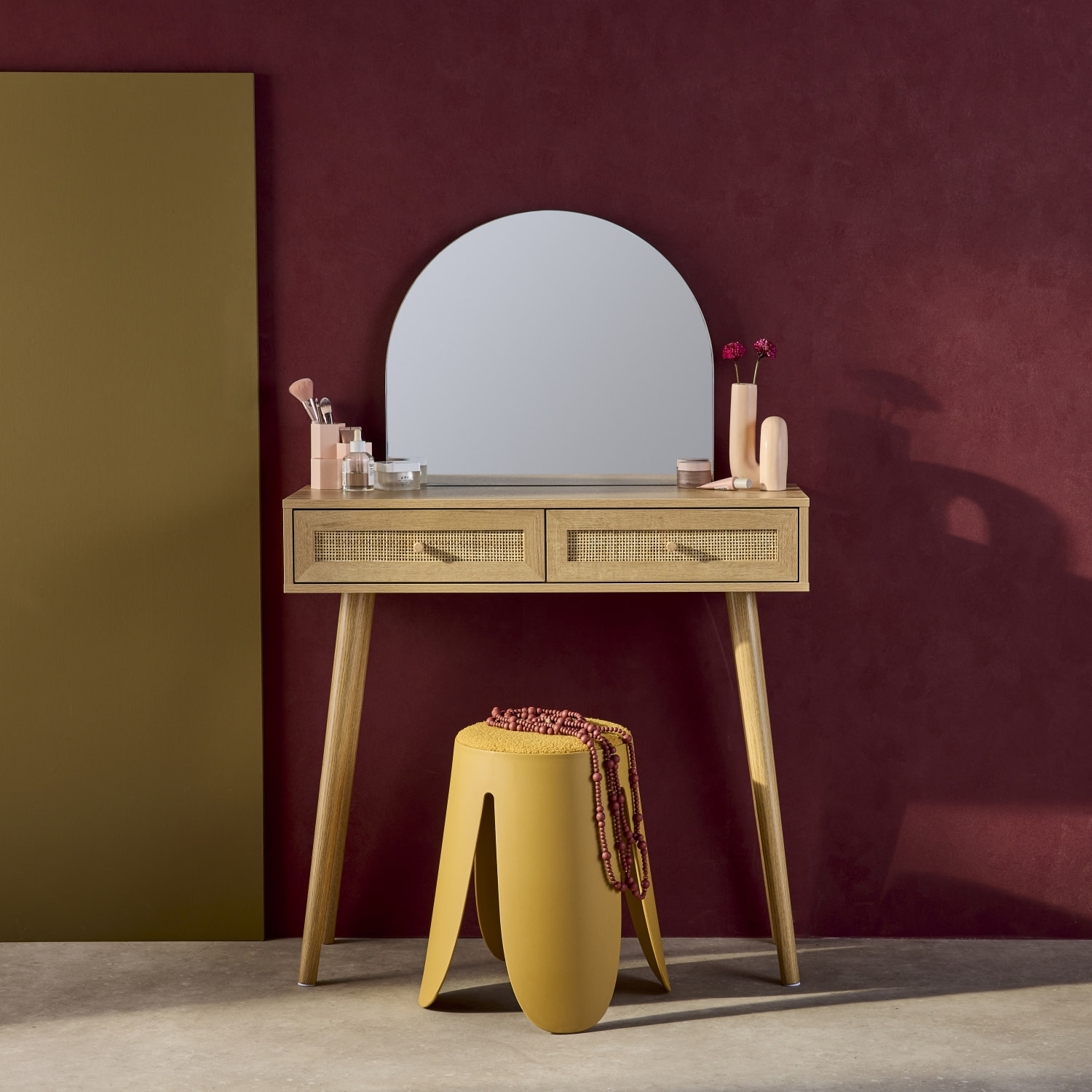 Coiffeuse Bohème avec miroir arrondi et 2 tiroirs cannage. coloris naturel. style Scandinave. L 90 x P 35 x H 135.5 cm