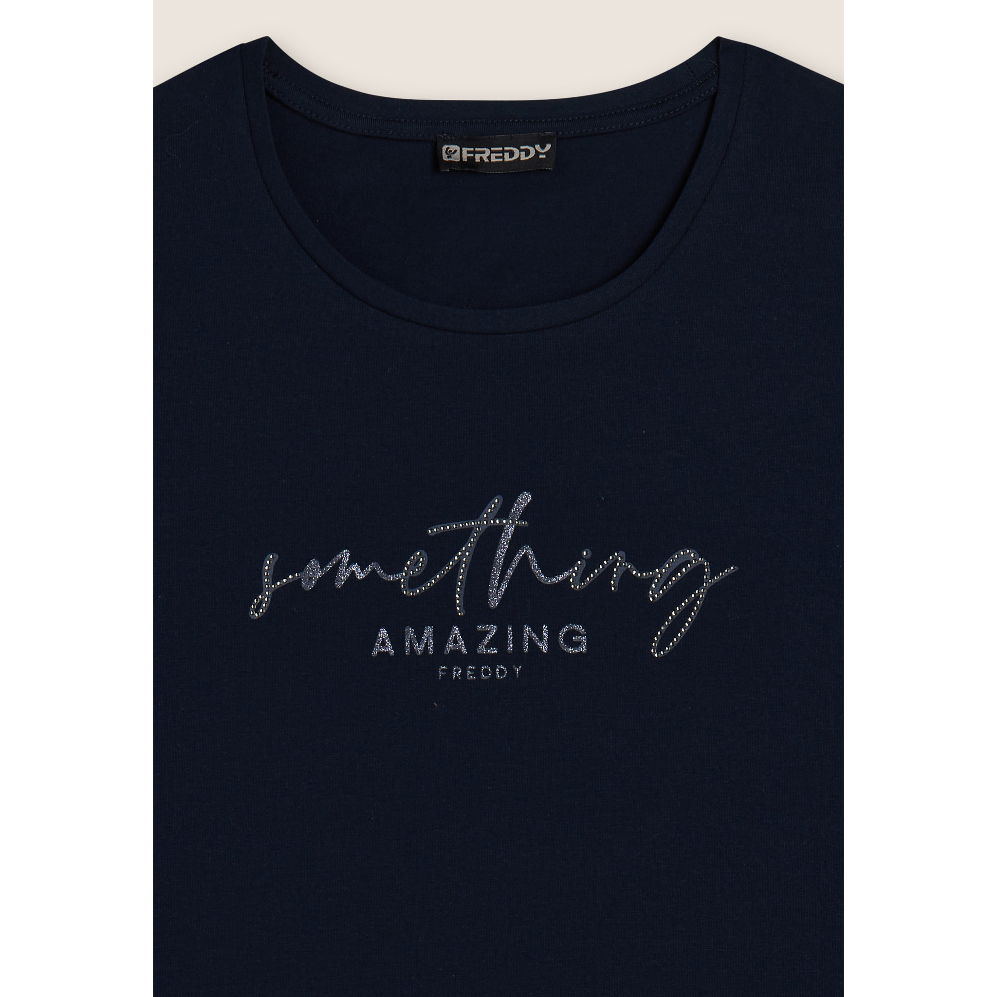 T-shirt a maniche lunghe con scritta “Something Amazing”