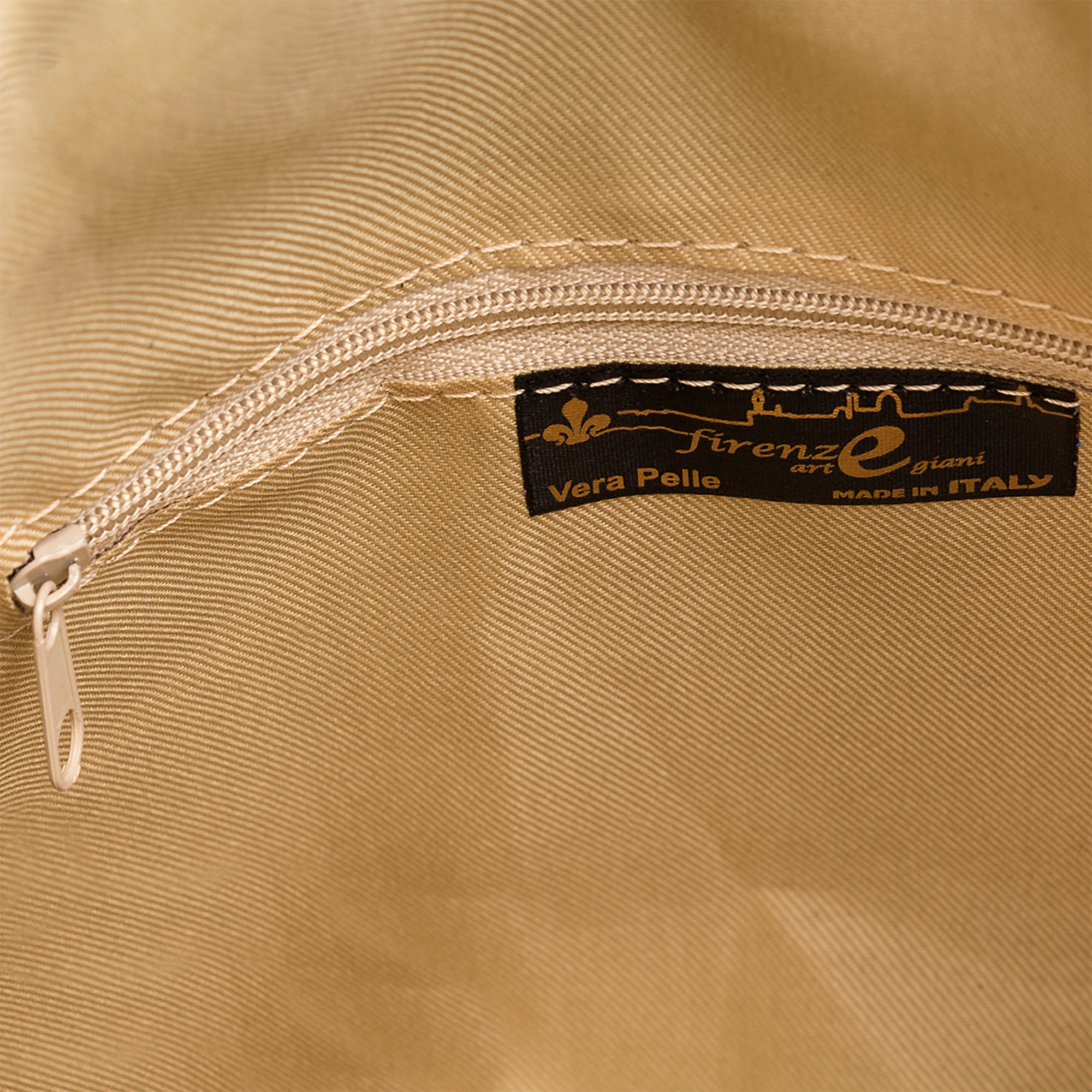 Borsa a tracolla da donna Cenerente. Vera pelle scamosciata con stampa coccodrillo.