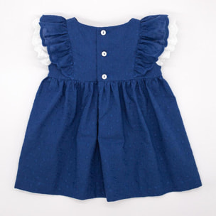 Vestido corto bordado azul, con volantes en las sisas.