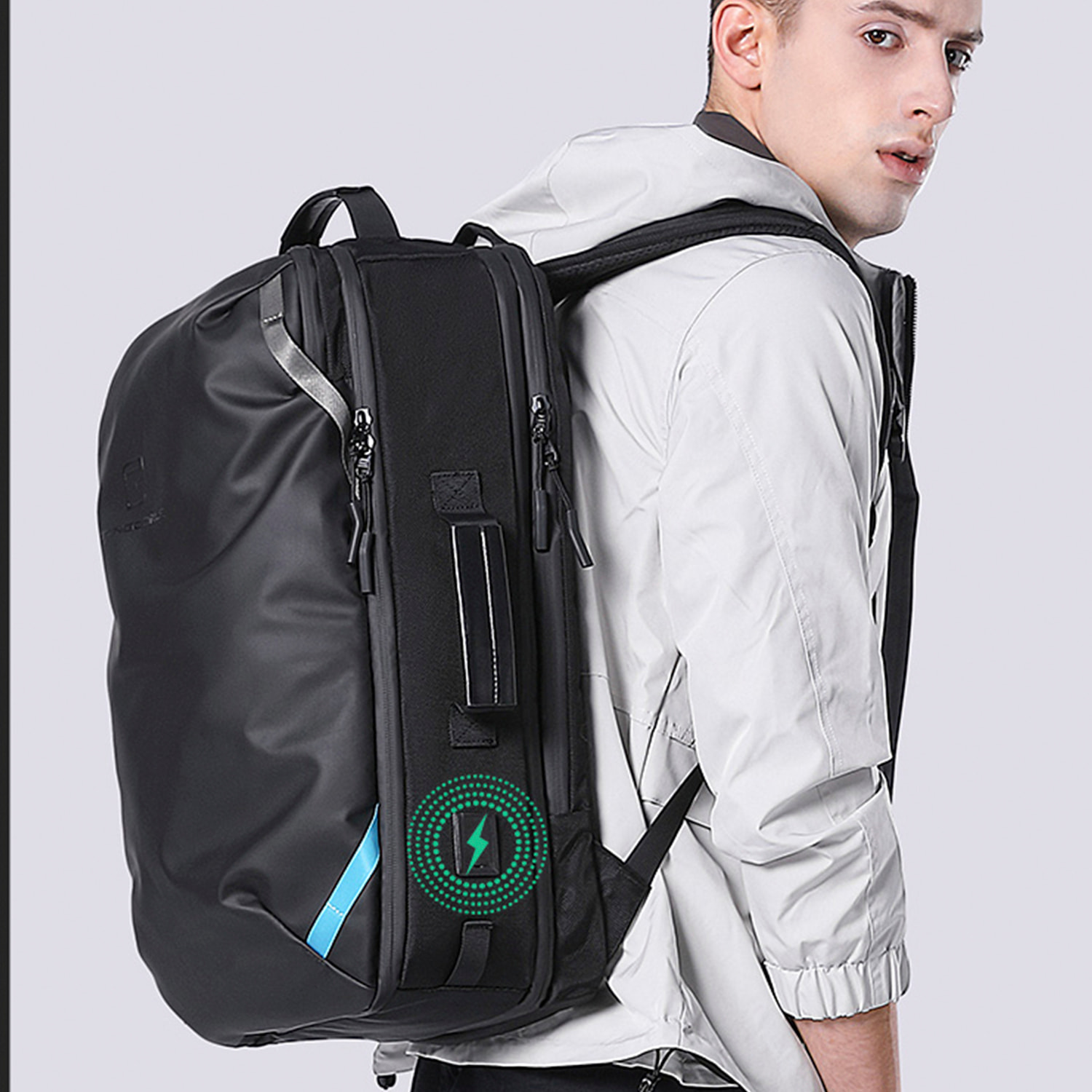 Mochila expandible 30L/45L multi compartimento con capa impermeable. Toma exterior USB. Laptop 17" + Tablet 9,7".