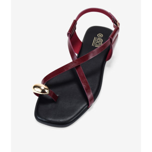 Sandalias planas burdeos de dedo con anillo
