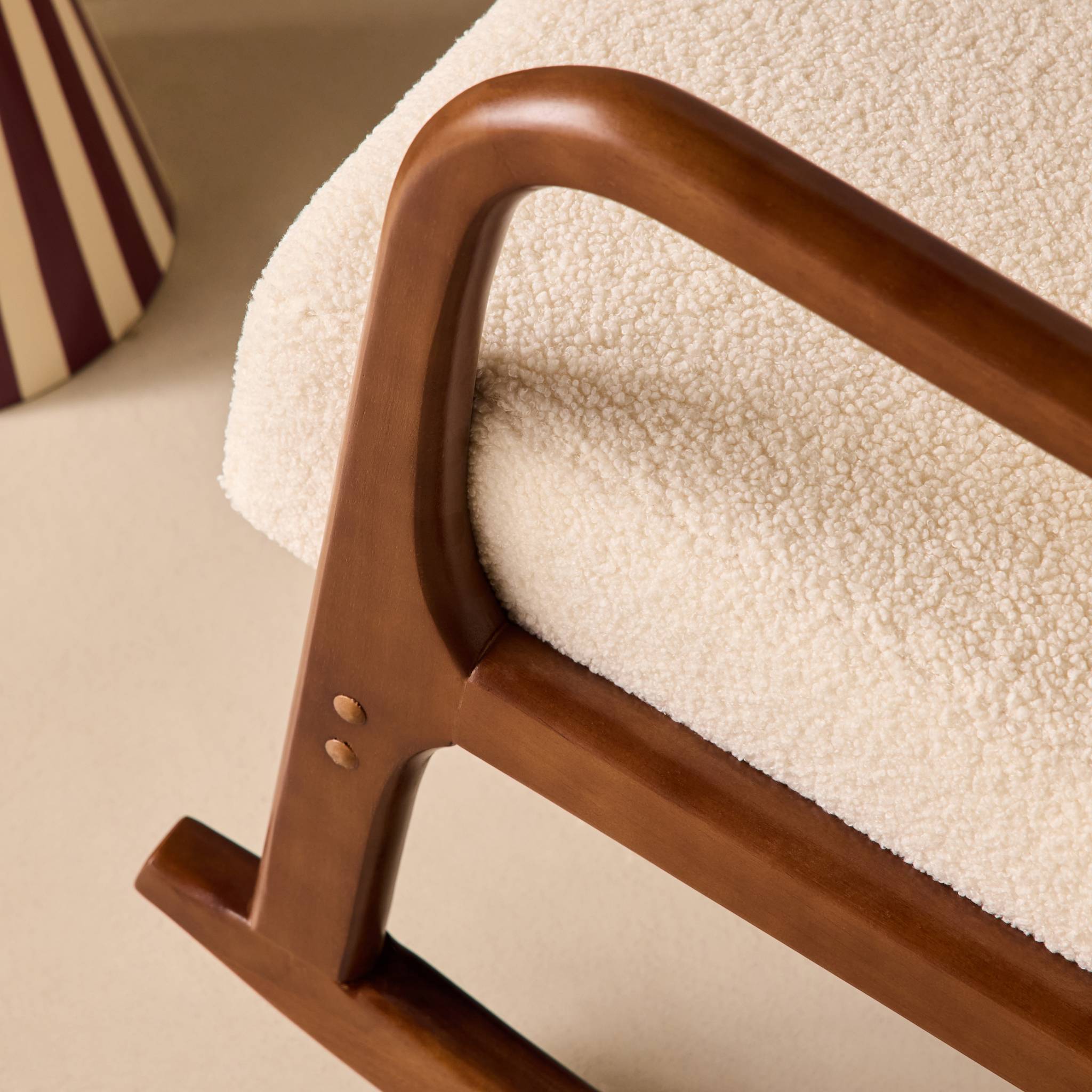 Rocking chair scandinave bois d'hévéa et bouclette LORENS