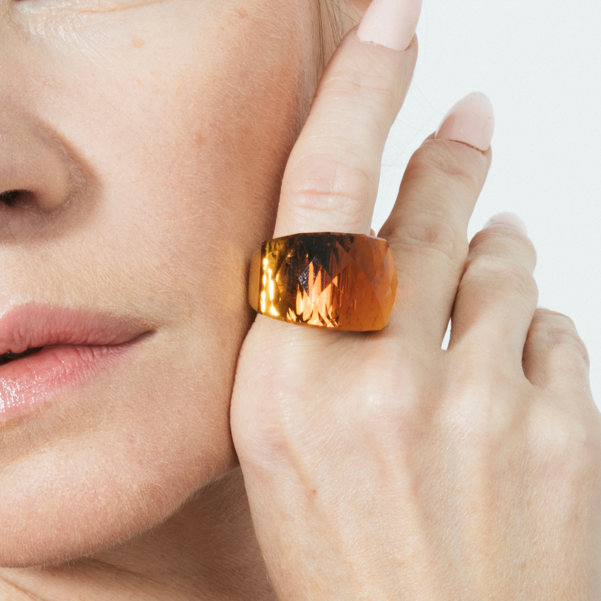 Anillo Fadino acabado oro amarillo 18k