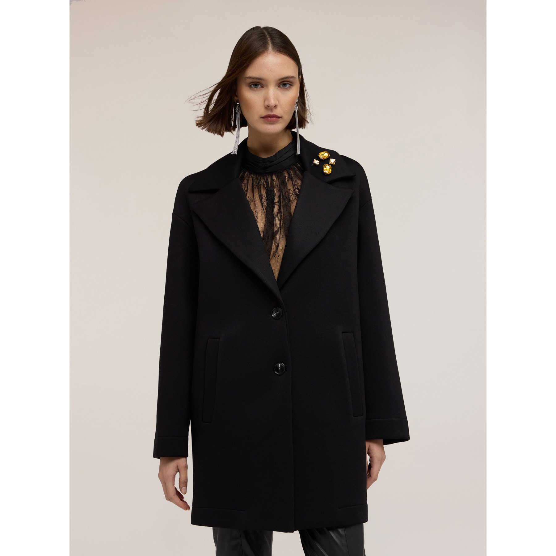 Motivi - Abrigo en scuba con broche joya - Negro