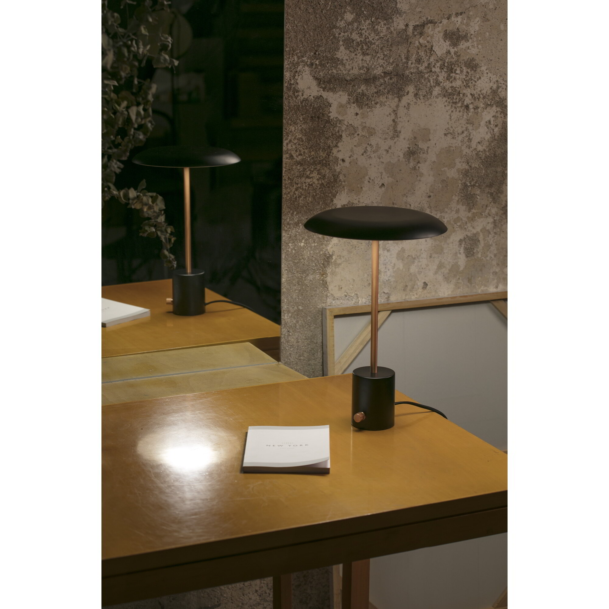 HOSHI Lampe de table noire et cuivre brossée