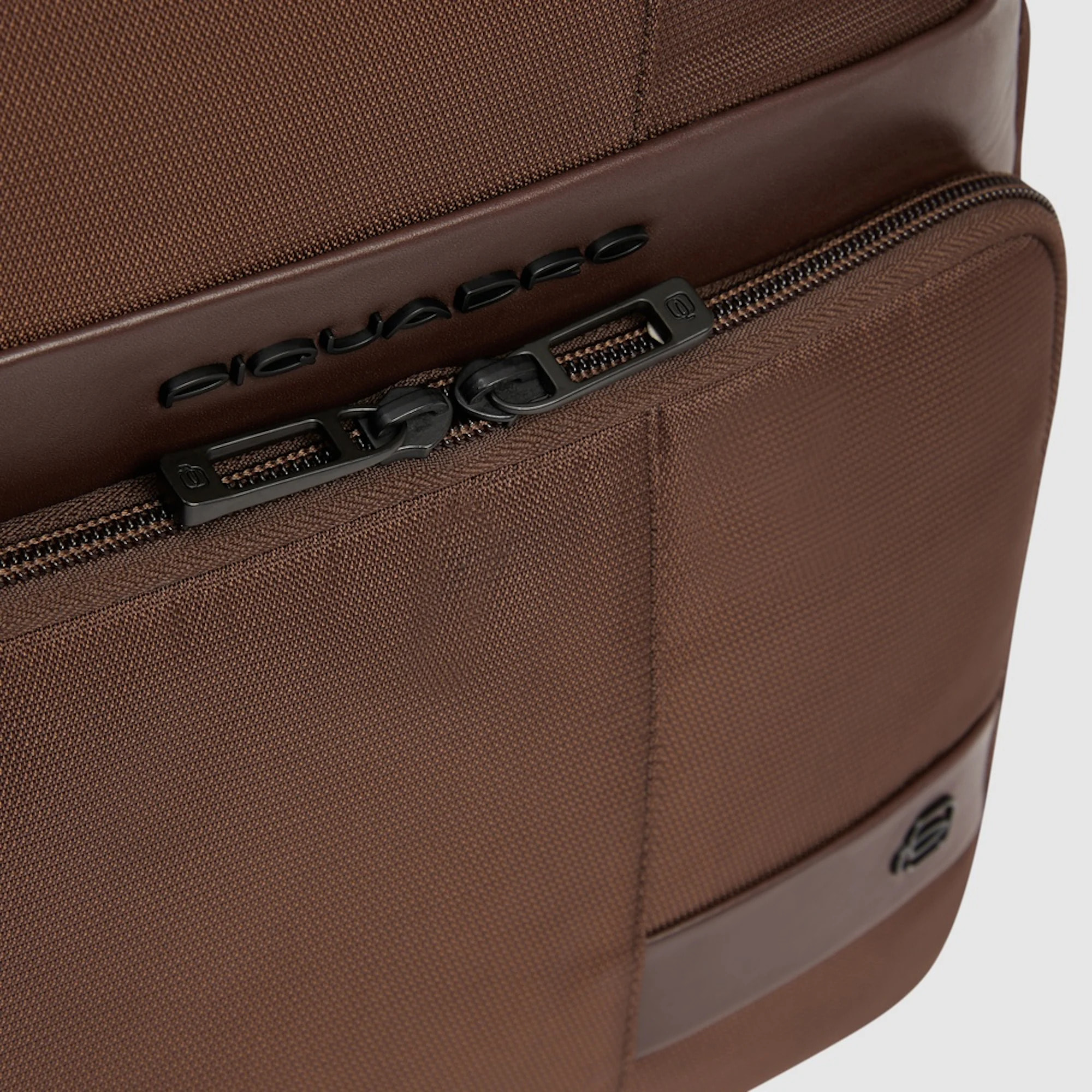 Piquadro Zaino porta pc e porta iPad® con tasca per AirPods®, protezioni antiurto e RFID