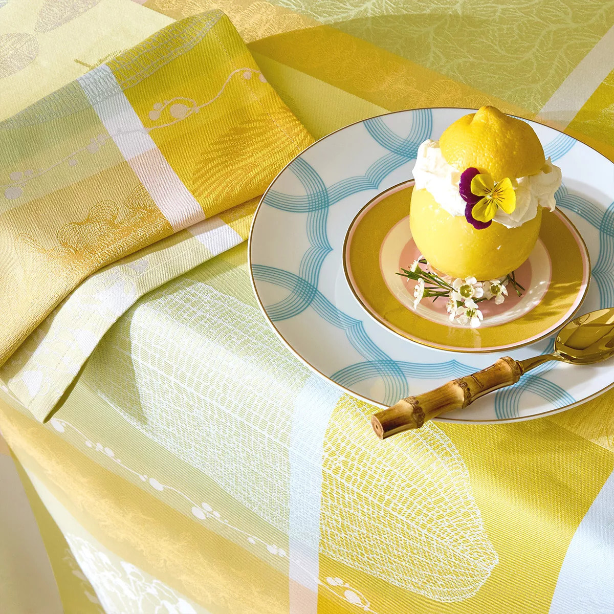 Nappe pur coton enduit motif jacquard jaune vert Mille lieues aube