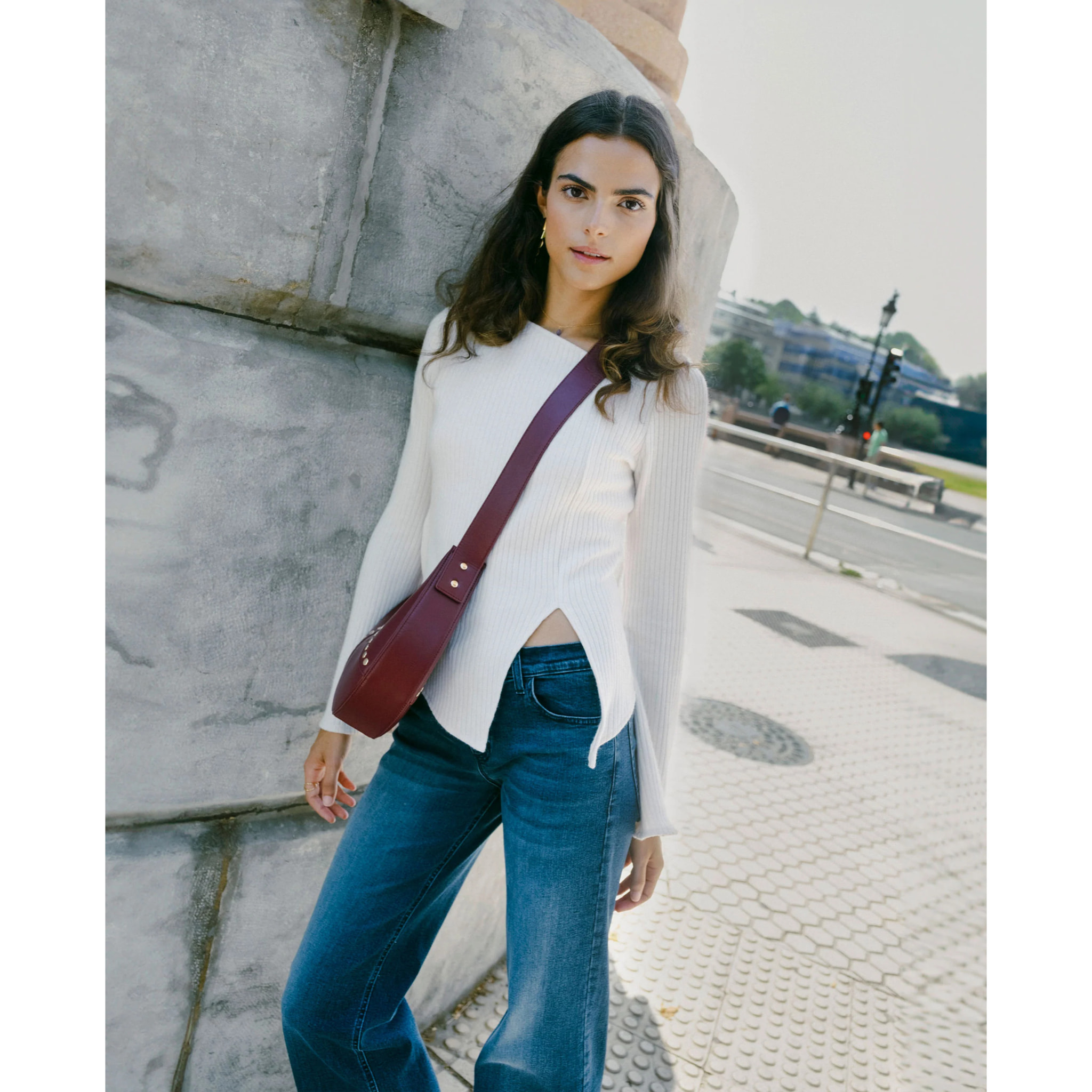 Top asimétrico con mangas largas