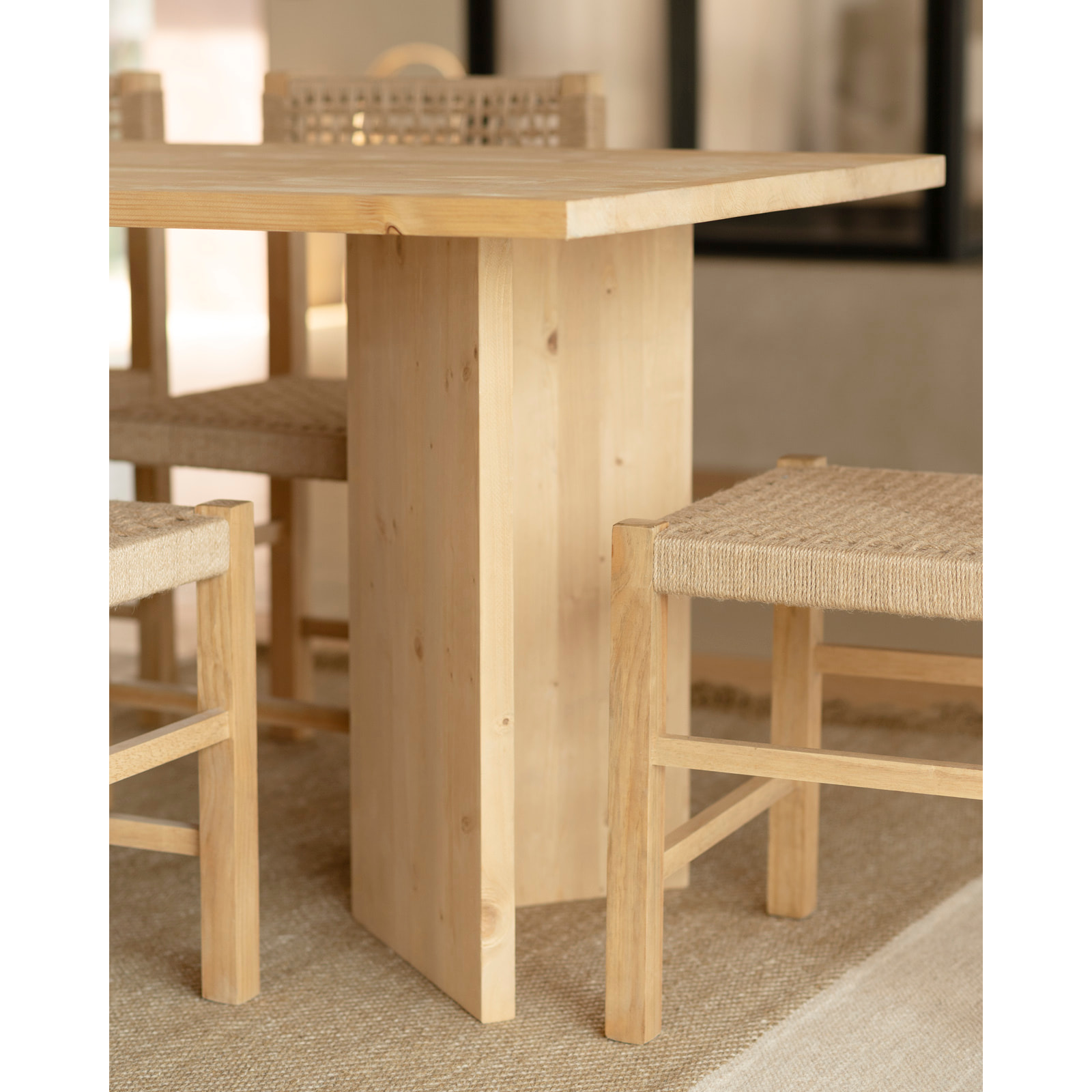 Table de salle à manger en bois massif en ton chêne moyen en différentes tailles