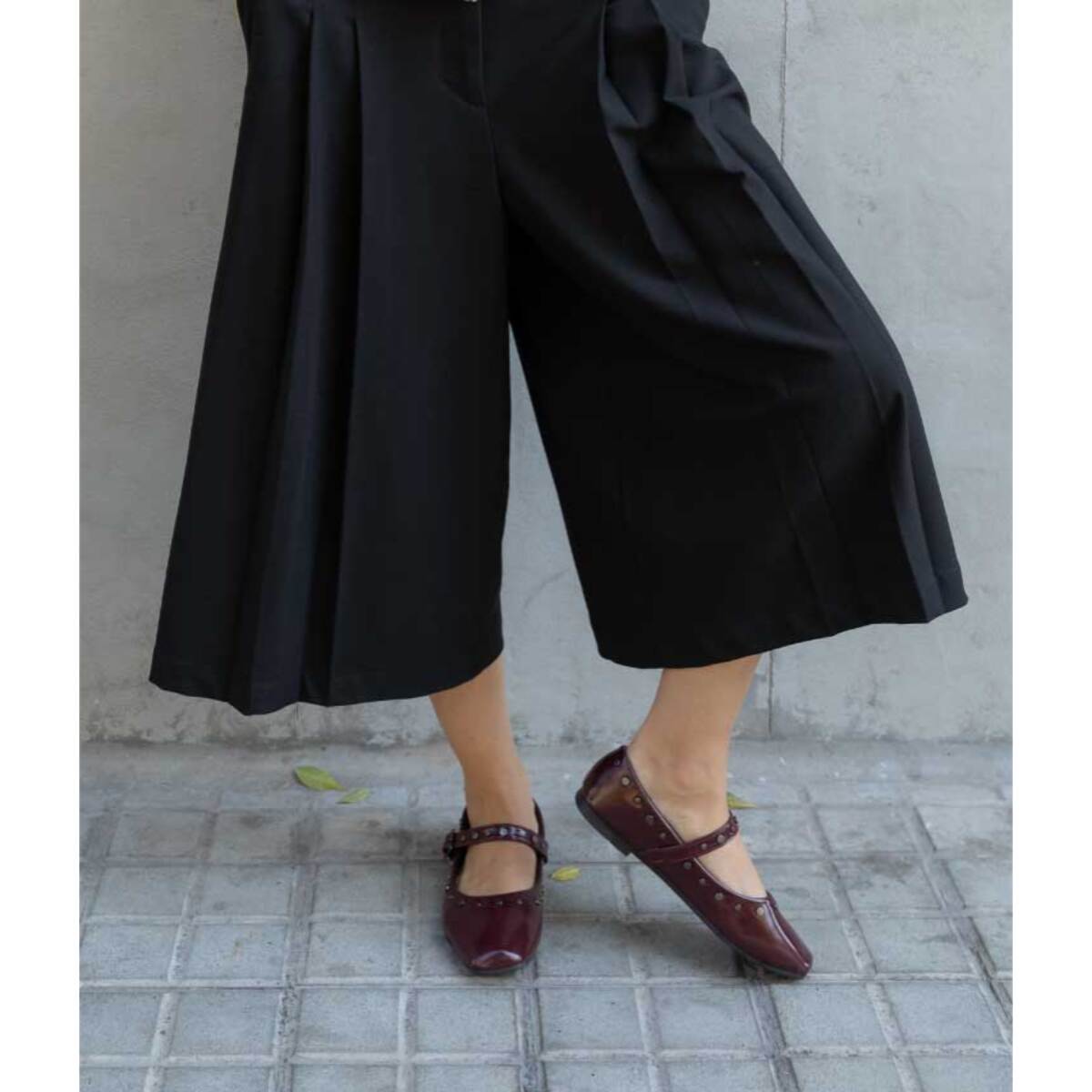 Bailarinas planas burdeos con tachas y hebilla