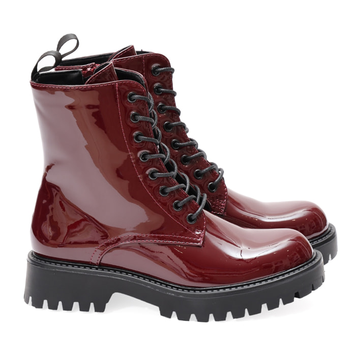 Anfibi in simil pelle verniciata con stringhe