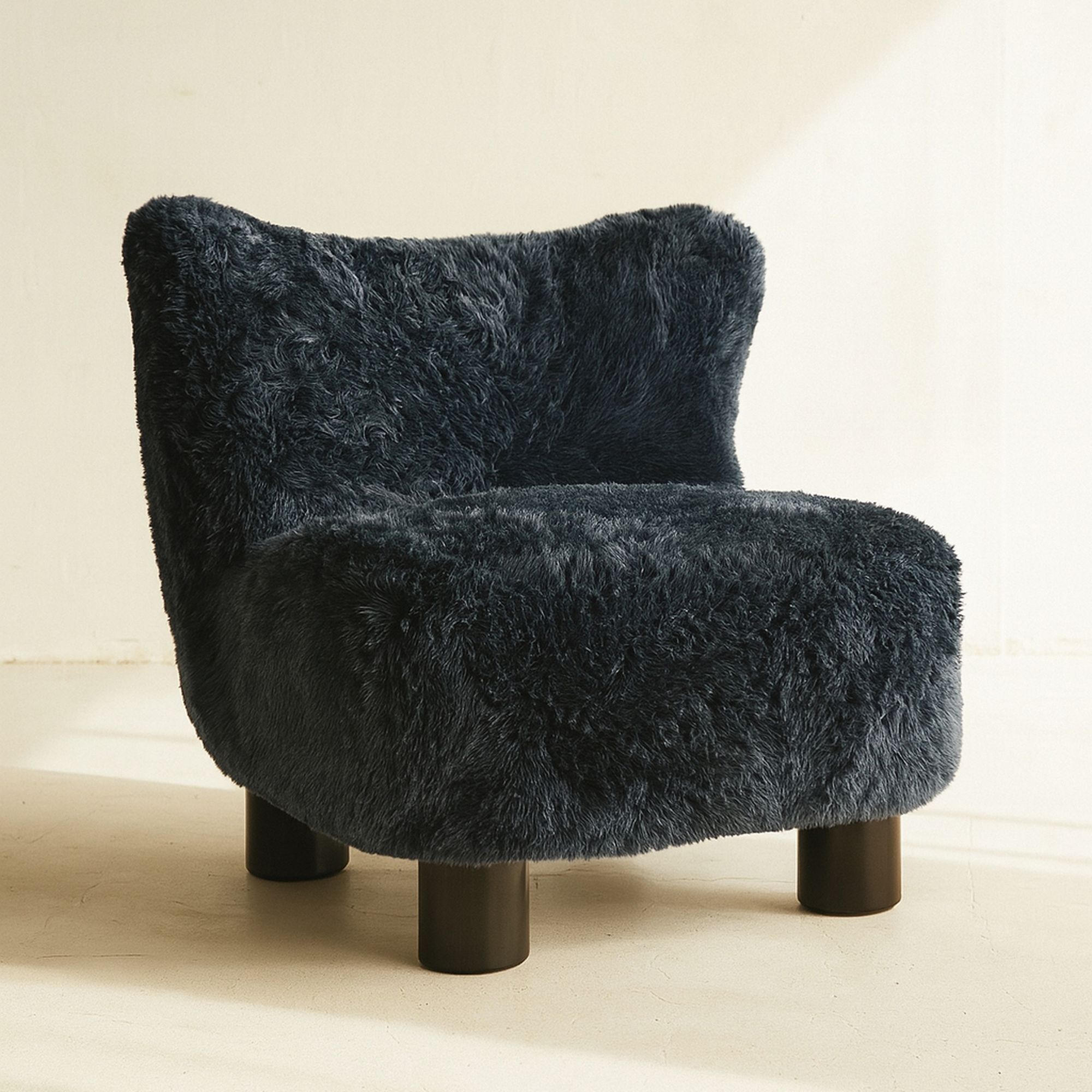 Fauteuil effet fourrure bleu et structure en bois  ARTIC