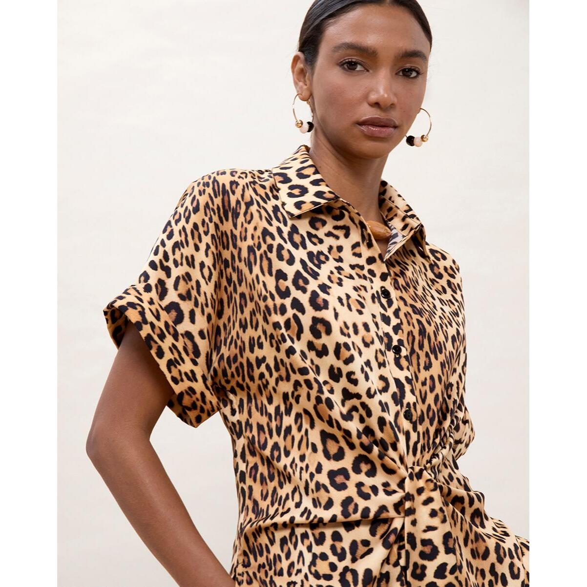 Camicia a maniche corte con nodo e stampa animalier