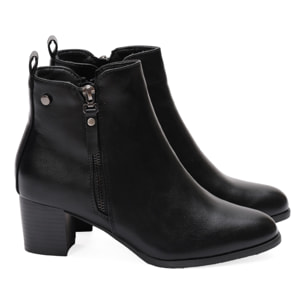 Stivaletto in simil pelle con tacco e cintura laterale