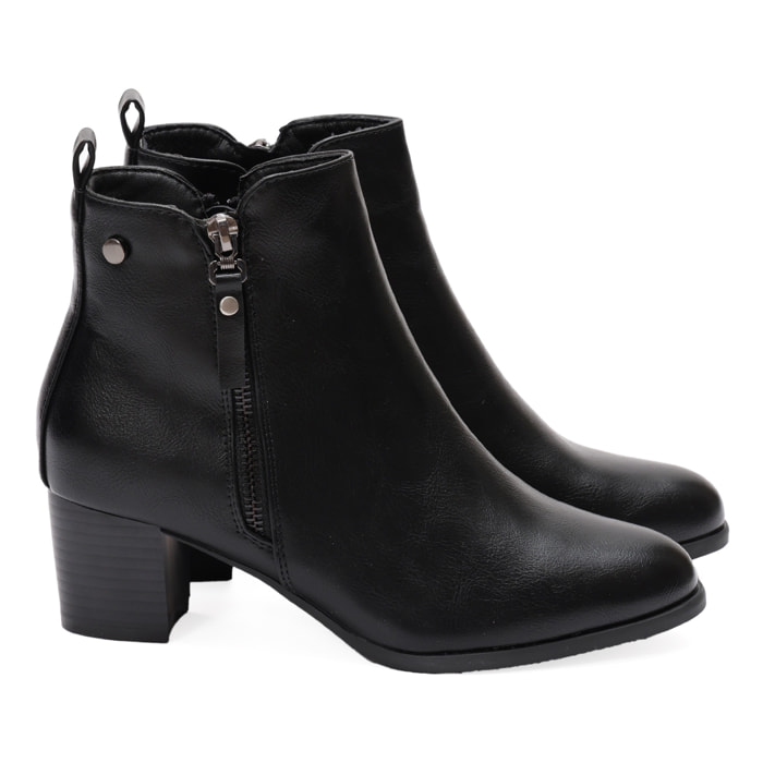 Stivaletto in simil pelle con tacco e cintura laterale