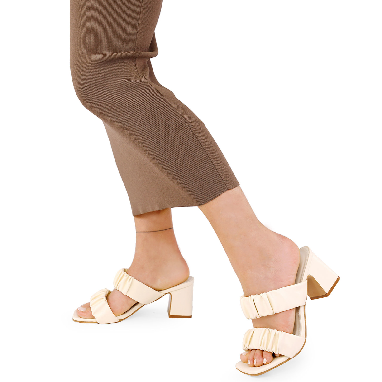 Sandalias beige con fruncido y tacón