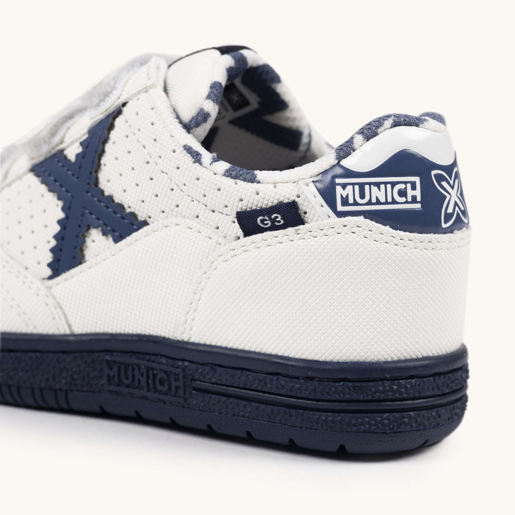 Zapatillas Infantiles de Fútbol Sala en Color Blanco y Marino con Triple Velcro MUNICH G-3 KID VCO 456