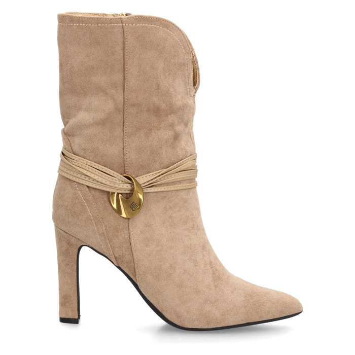 Botín elegante con tacón alto