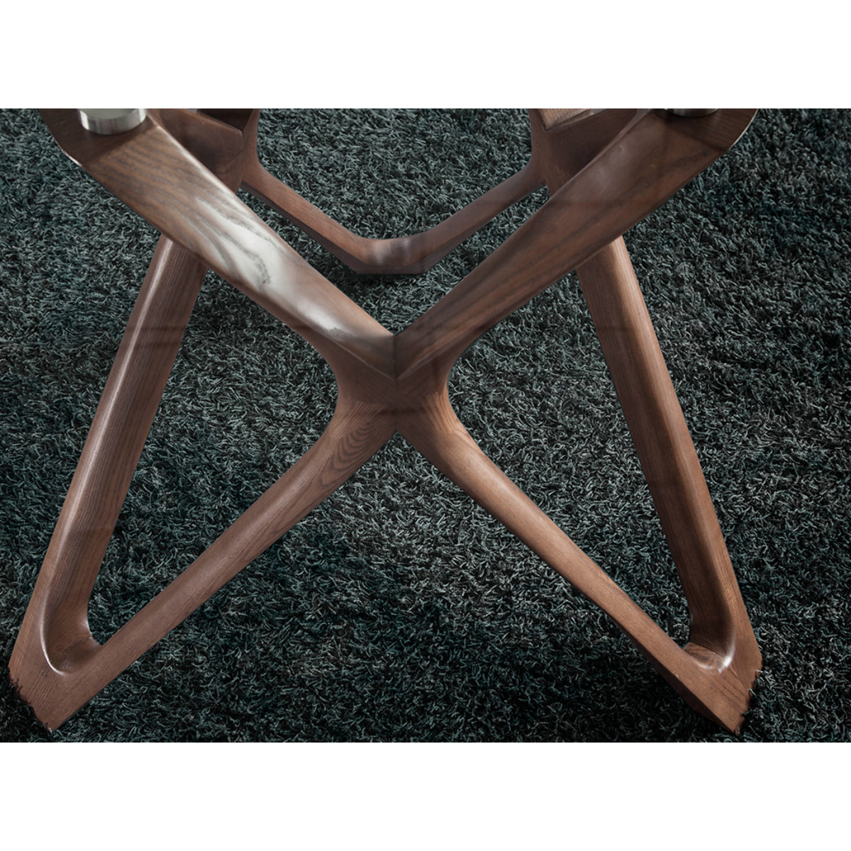 Mesa comedor redonda con tapa de cristal templado y patas en madera maciza de fresno en nogal 130x130x75cm