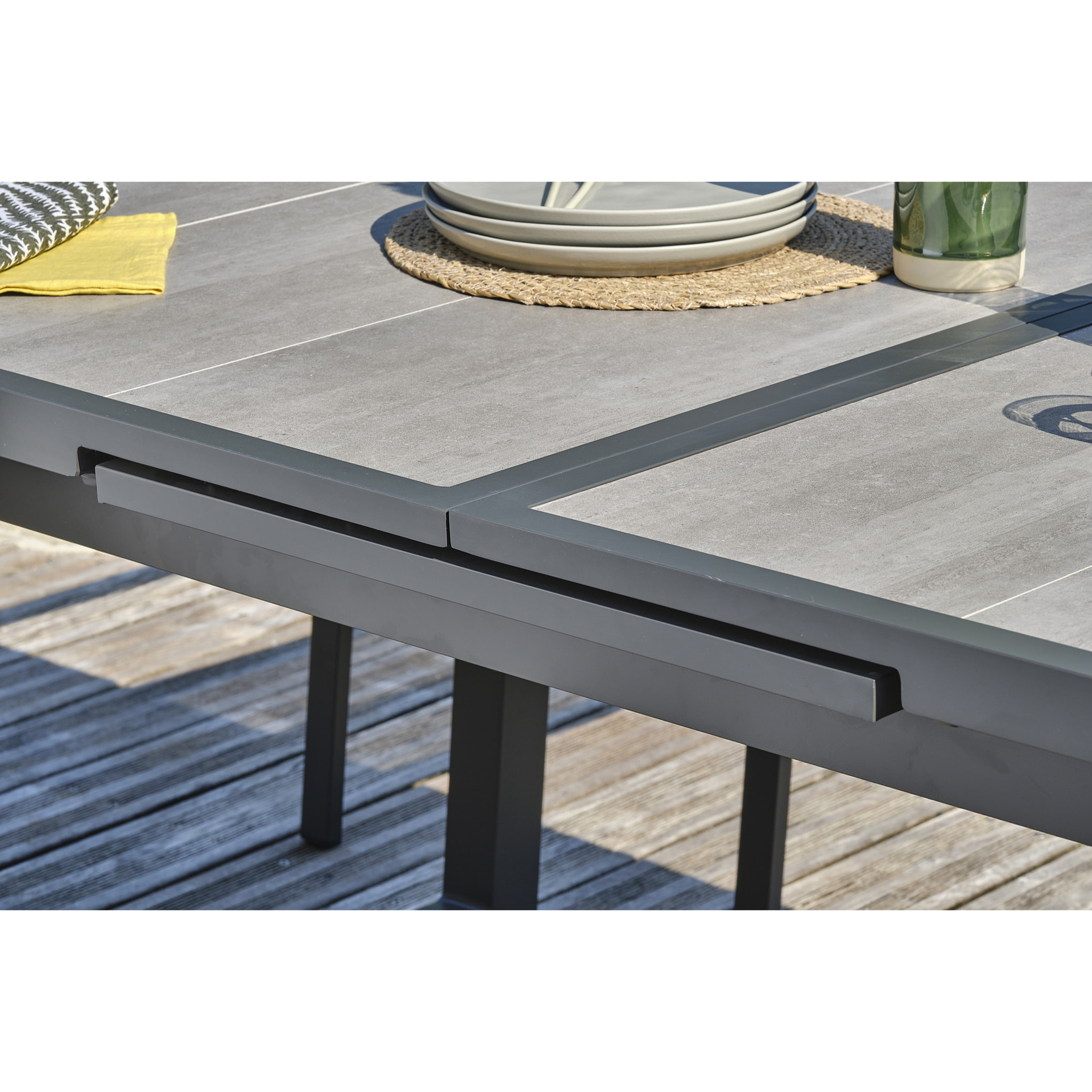 OLHOS - Ensemble repas 8 places en aluminium anthracite et plateau céramique