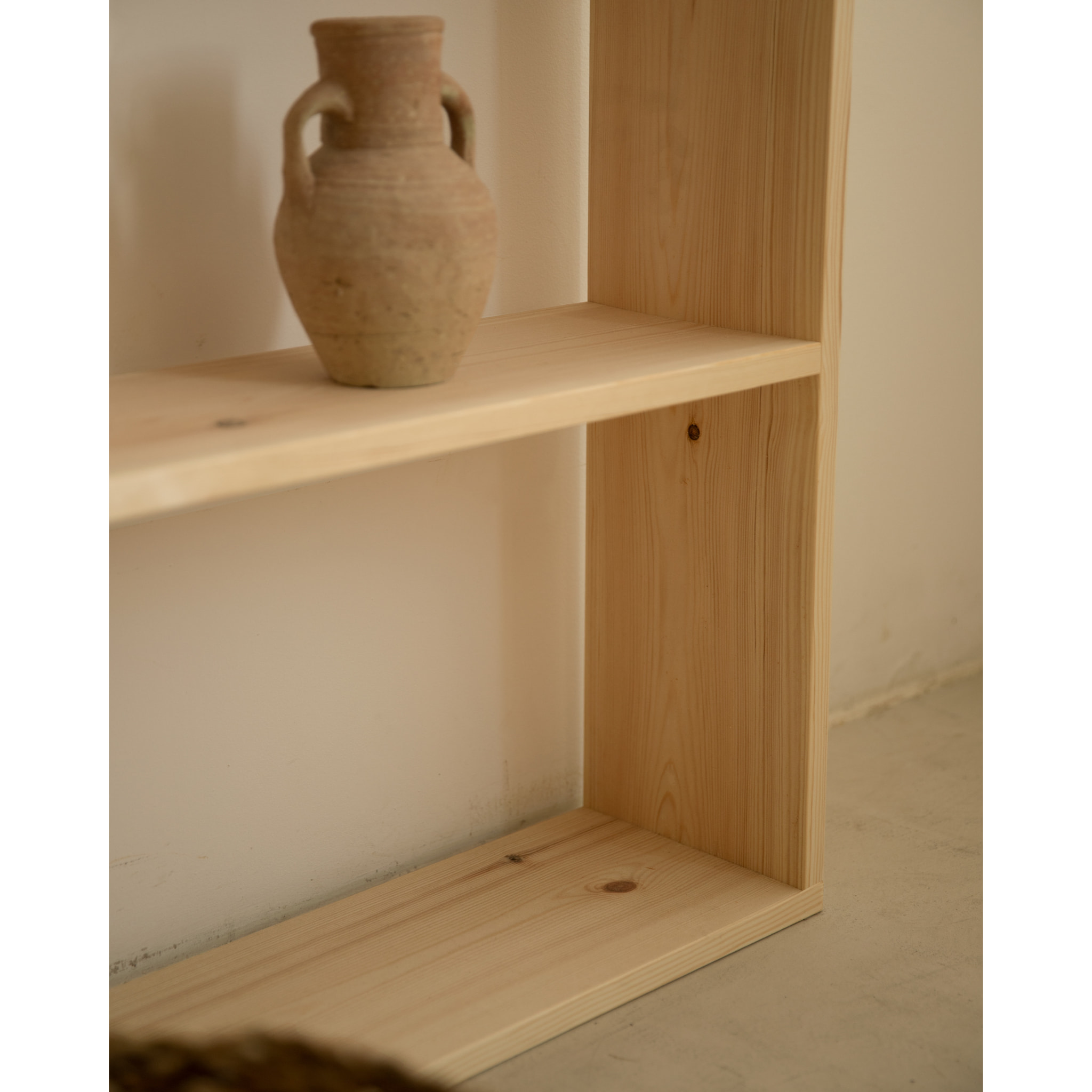 Estantería de madera maciza tono natural con 3 estantes Alto: 146 Largo: 80 Ancho: 20