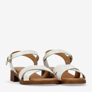 Sandalias beige de piel con tacón y hebilla