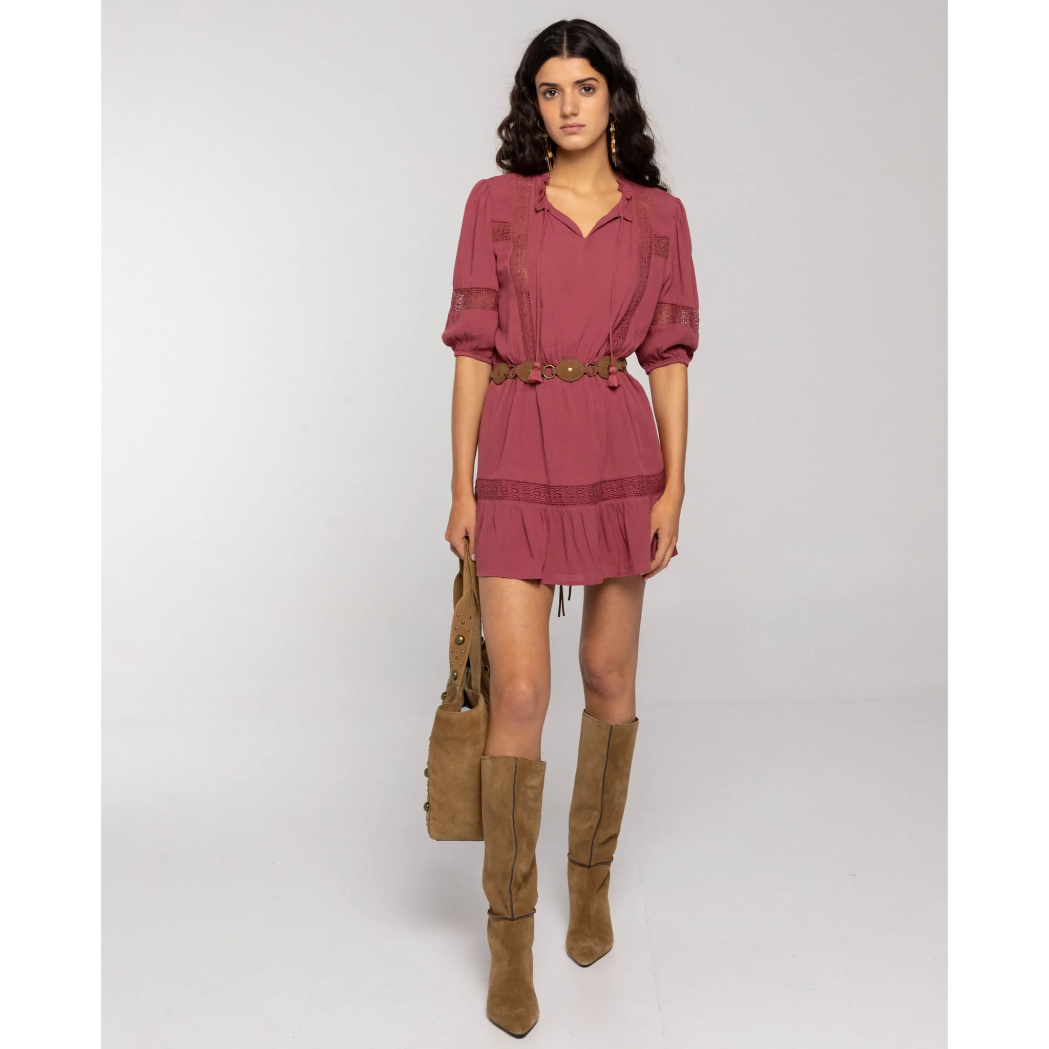 Vestido corto con mangas abullonadas y volante