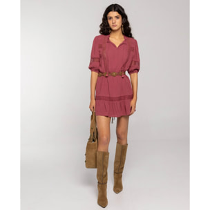 Vestido corto con mangas abullonadas y volante