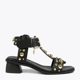 Sandali con tacco e decorazioni in metallo