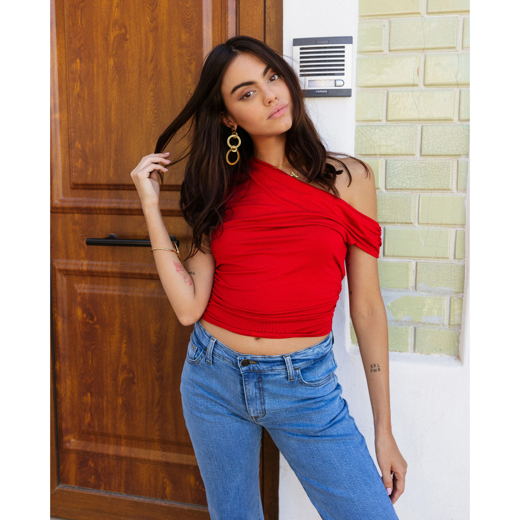 Camiseta de mujer cropped asimétrica