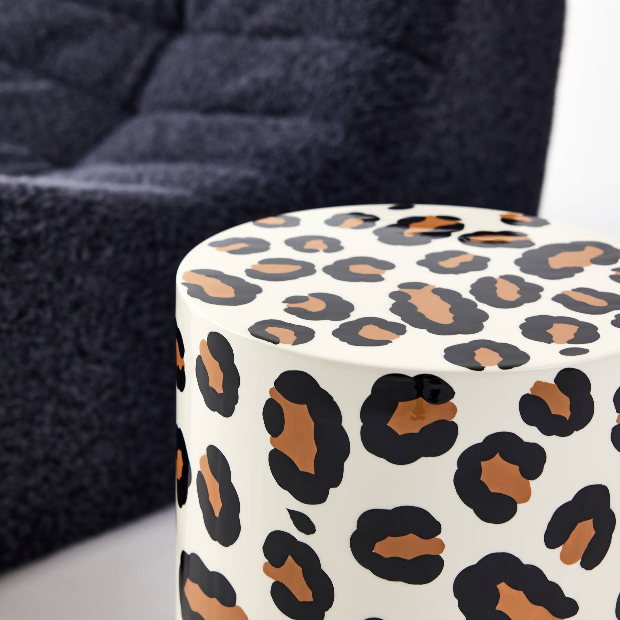 Table d'appoint. bout de canapé. table de chevet acier émaillé.  motif léopard. Ø33 x H 46cm - Noko