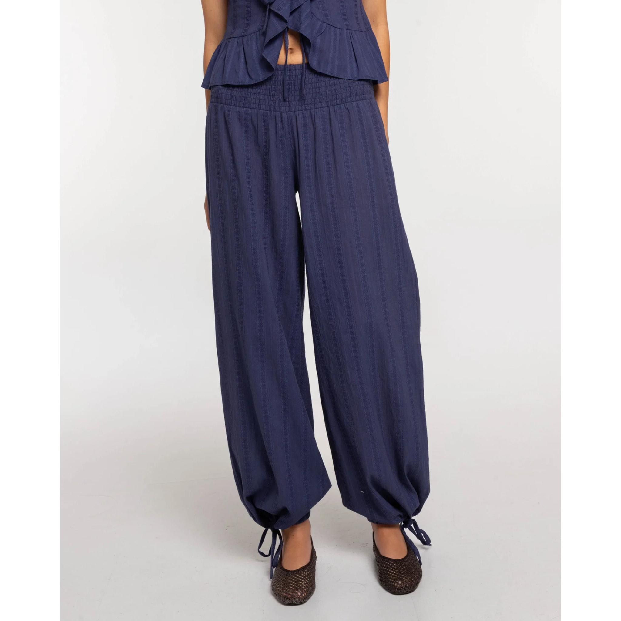 Pantalón recto con bajo ajustable de mujer