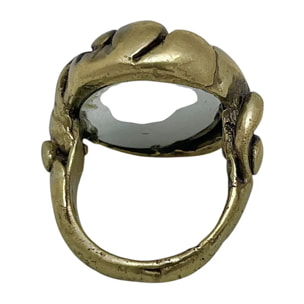 Anillo esmeralda chapado dorado-latón en forma solitario relieve artesano manual. Diseño único Gloria Mago