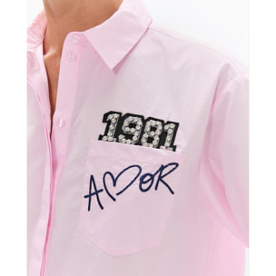 Camicia in popeline con dettagli e applicazioni.