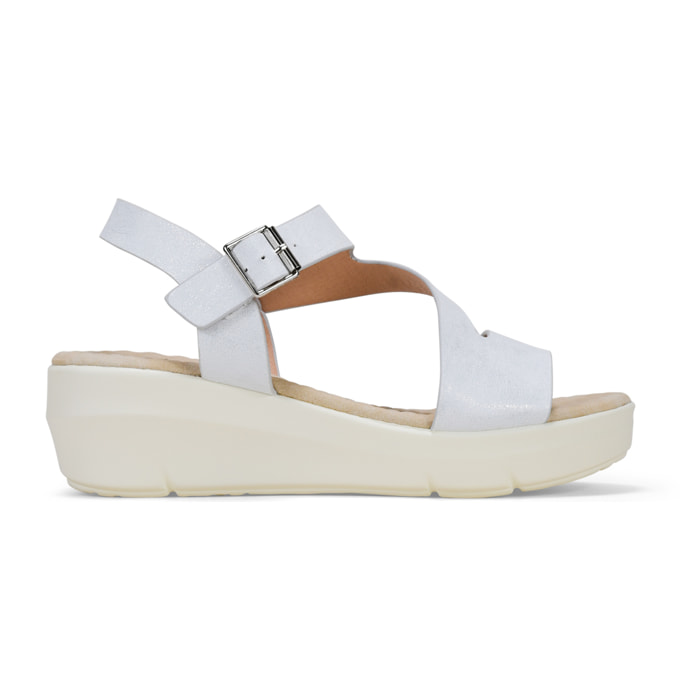 Sandalias de cuña plateadas con hebilla