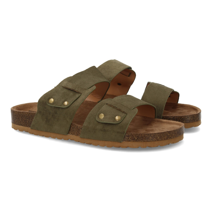 Sandalia para hombre con doble tira y tachuelas.