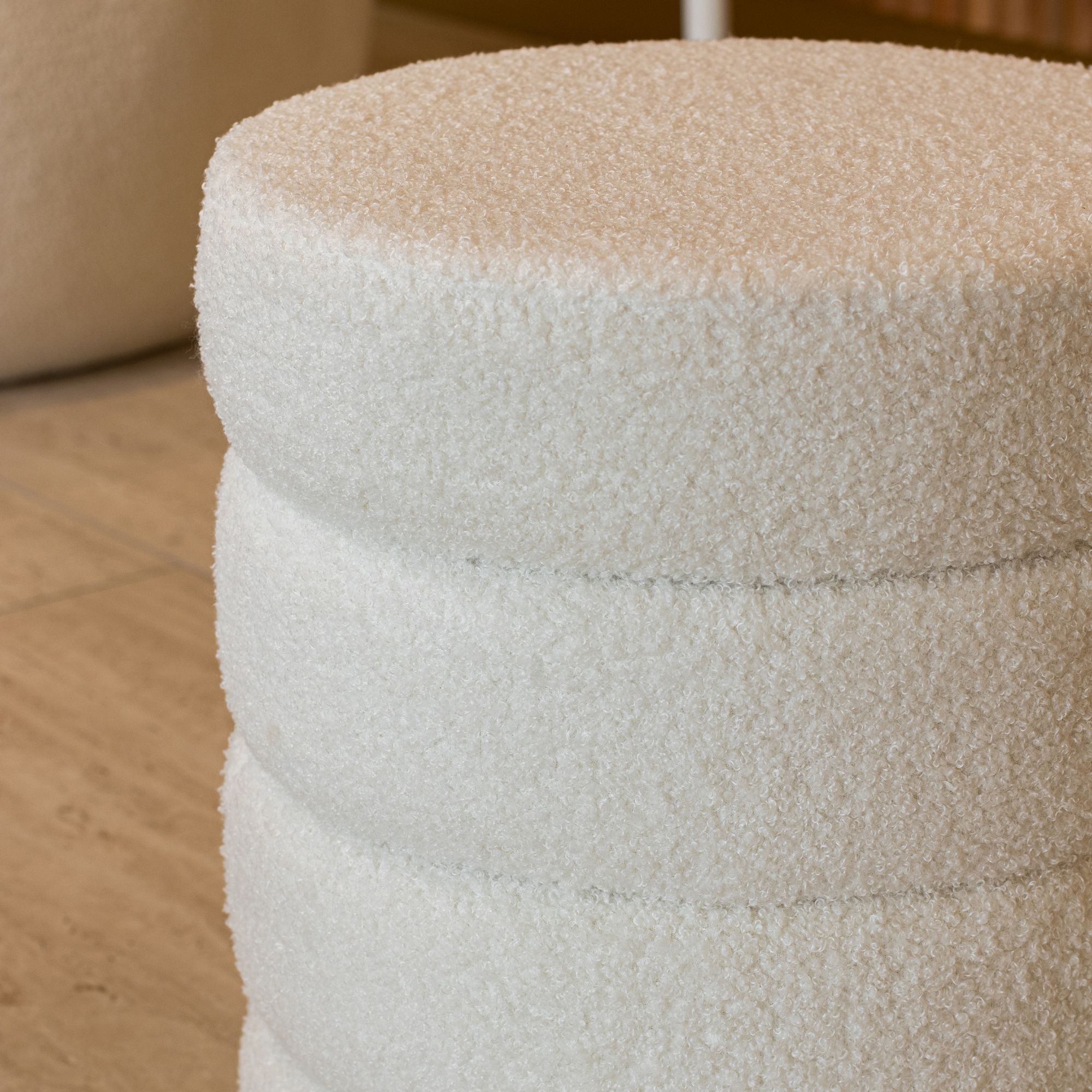 Pouf en tissu teddy blanc et structure en bois MALO