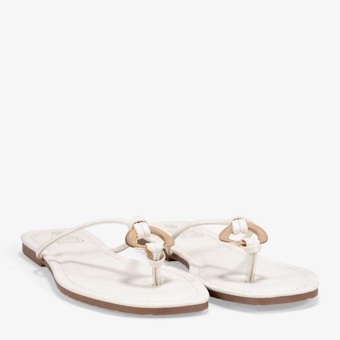 Sandalias de dedo beige planas con adorno metálico