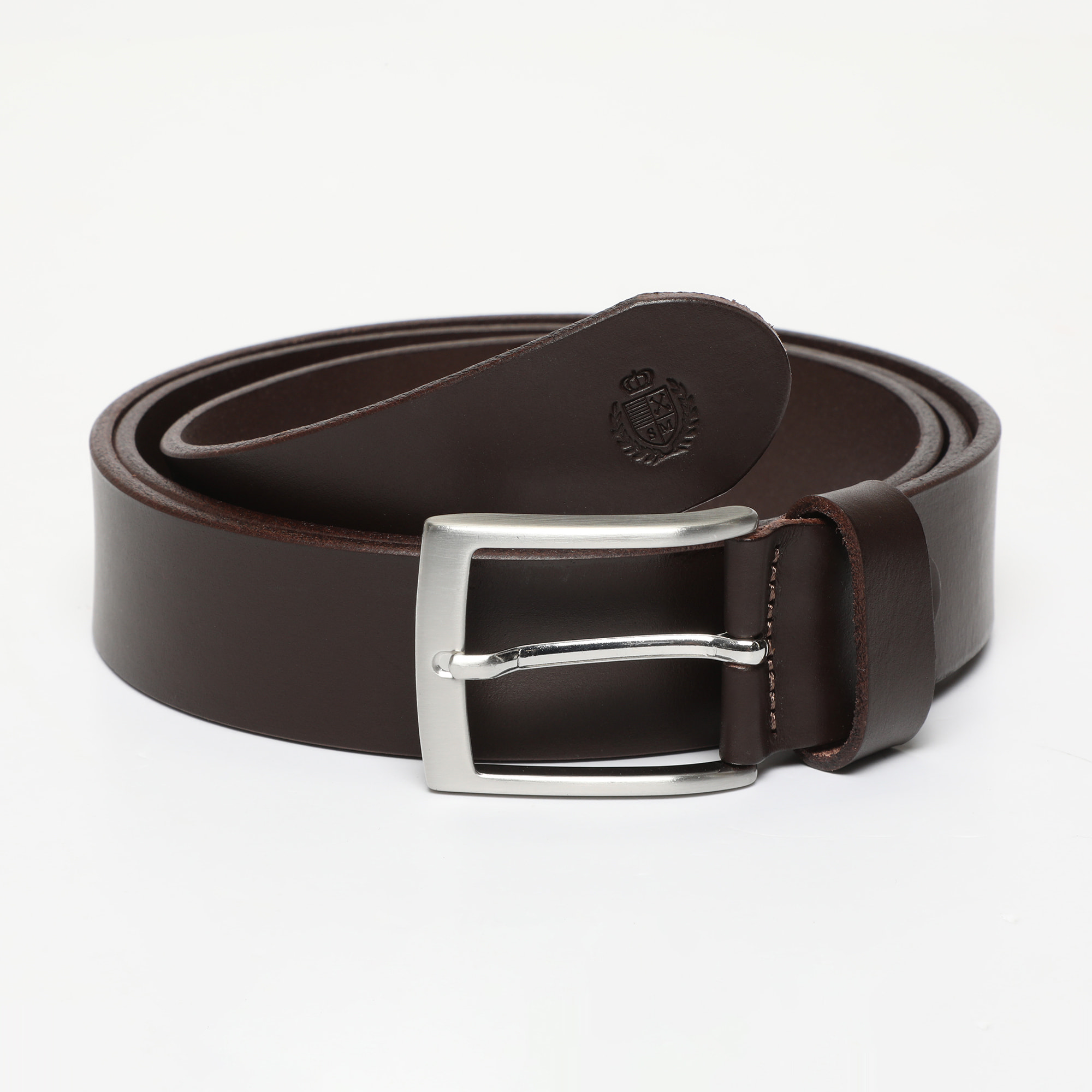 Cintura in pelle e fibbia in metallo