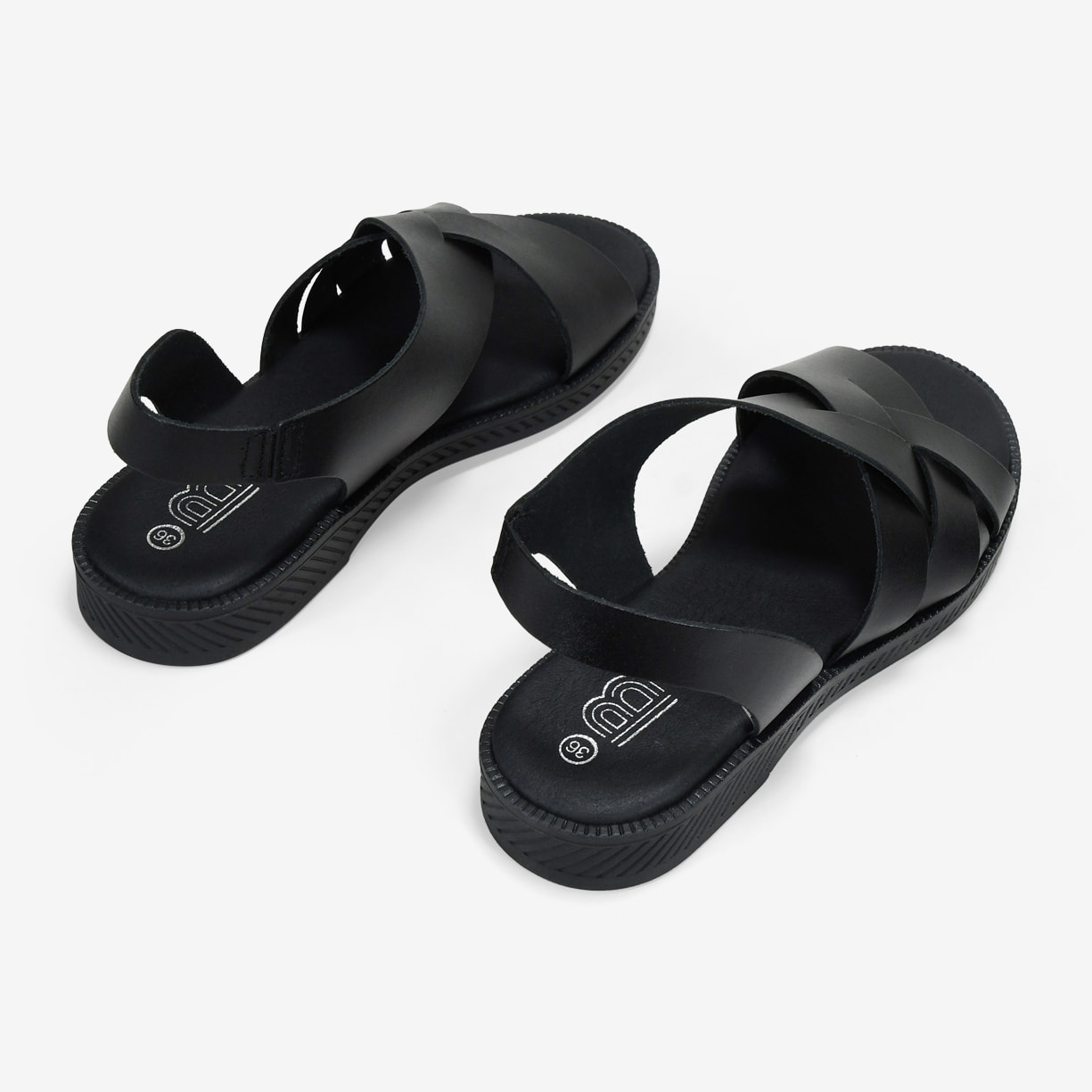 Sandalias negras en piel con trenzado