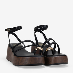Sandalias de cuña negras con adorno metálico de dedo