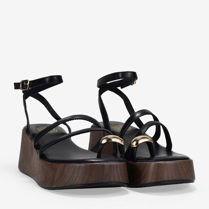 Sandalias de cuña negras con adorno metálico de dedo